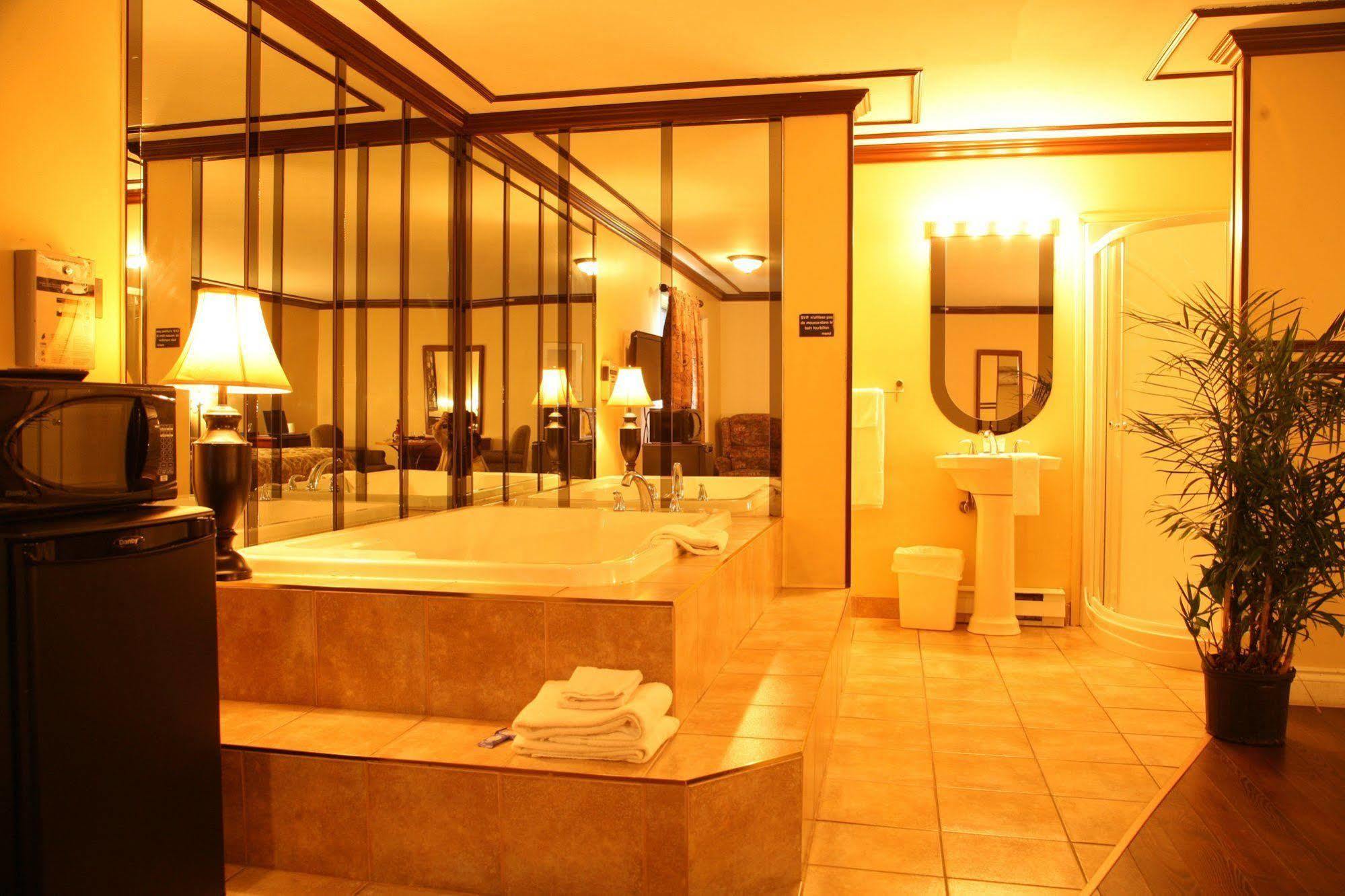 Motel & Hotel Le Luxembourg L'Ancienne-Lorette Екстериор снимка